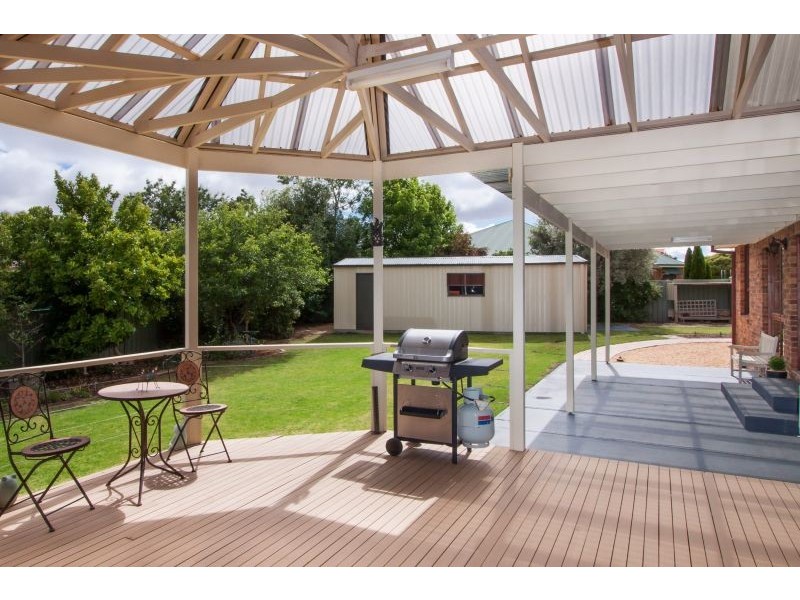 16 Lakehaven Drive, Lake Albert NSW 2650