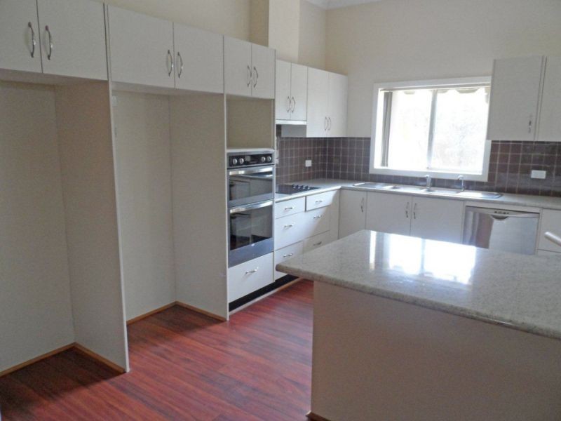 7 Charleville Road, Turvey Park NSW 2650