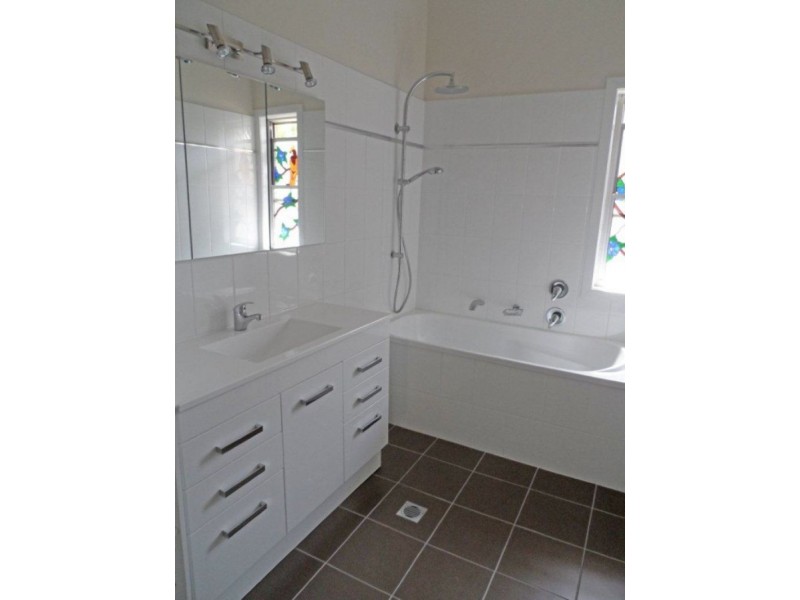 7 Charleville Road, Turvey Park NSW 2650