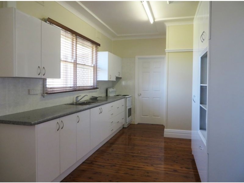 10 Lillian Street, Junee NSW 2663