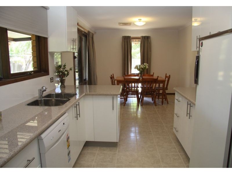 3 Oleander Crescent, Lake Albert NSW 2650