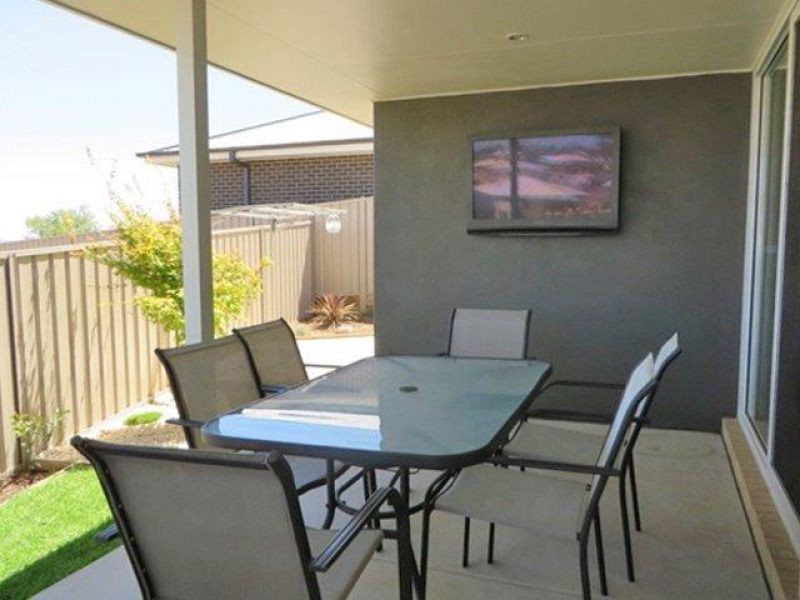 1/30 Osterley St, Bourkelands NSW 2650