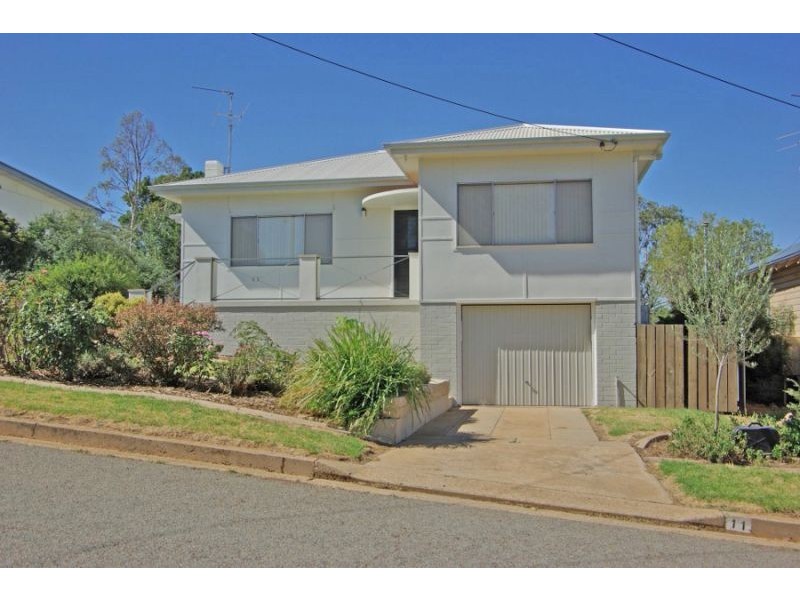 11 Golf Ave, Junee NSW 2663