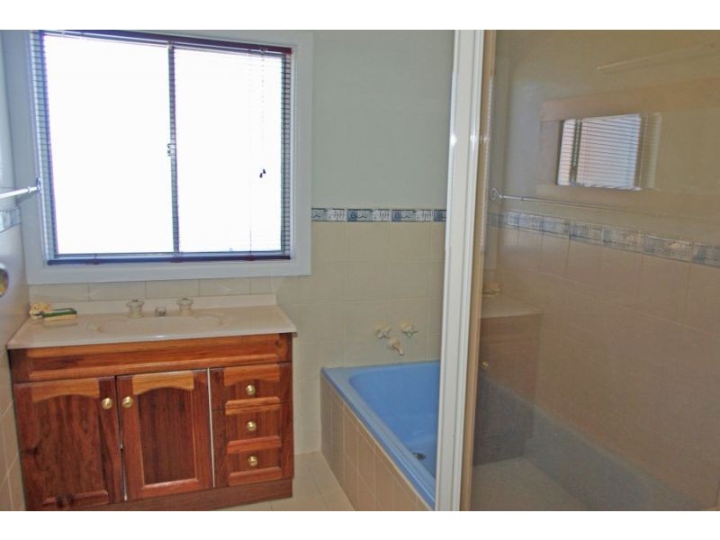 11 Golf Ave, Junee NSW 2663