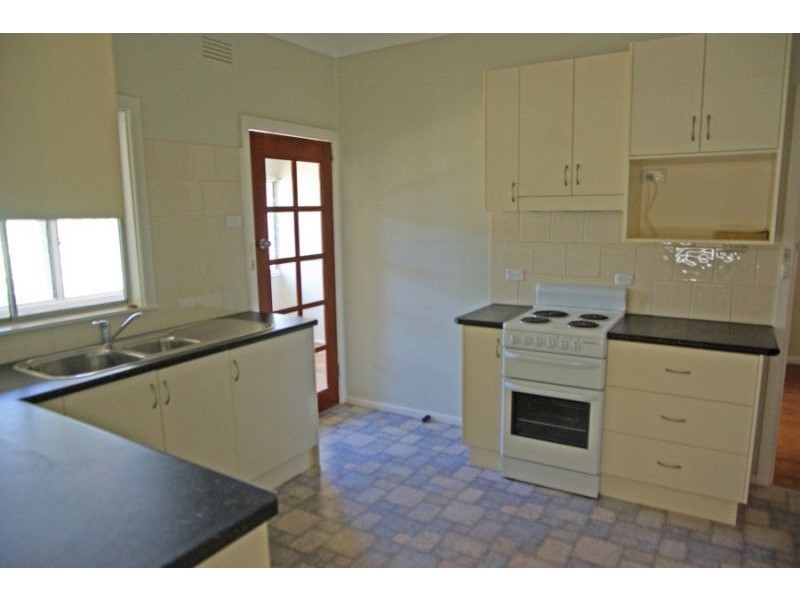 11 Golf Ave, Junee NSW 2663