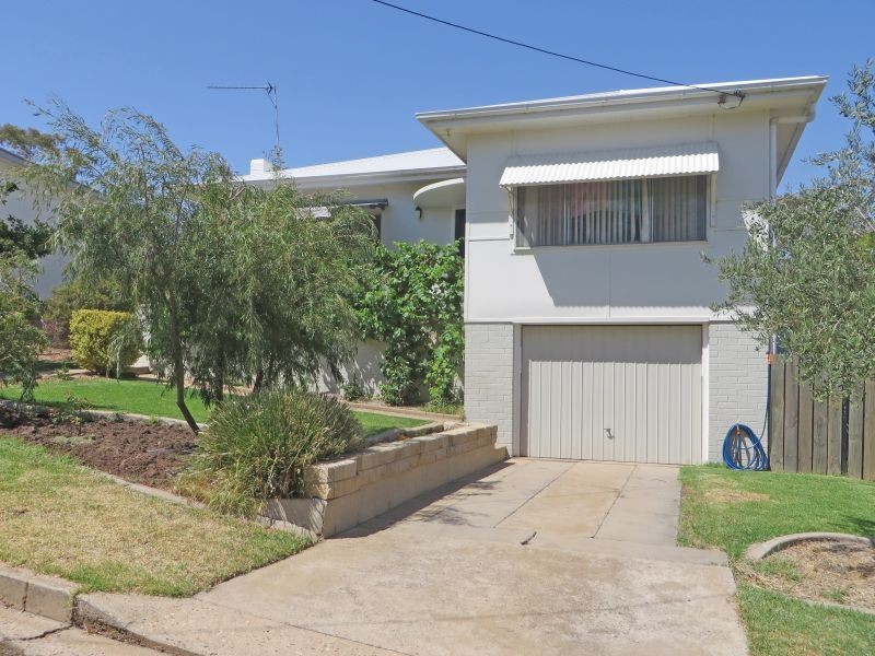 11 Golf Ave, Junee NSW 2663