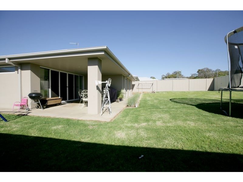 69 Strickland Drive, Boorooma NSW 2650