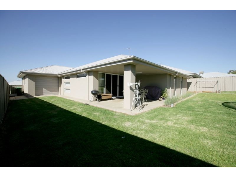 69 Strickland Drive, Boorooma NSW 2650