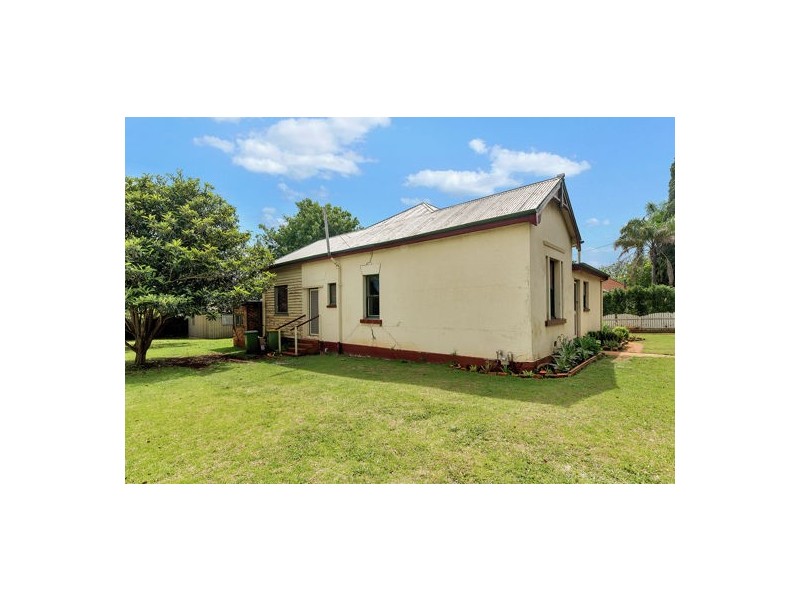 2/123 James Street, South Toowoomba QLD 4350