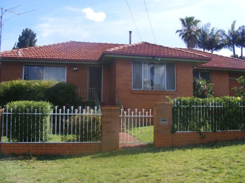 8 Hunter St, Centenary Heights QLD 4350