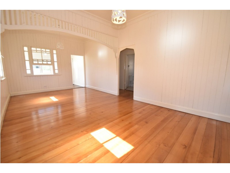 1 McCarthy Street, Newtown QLD 4350