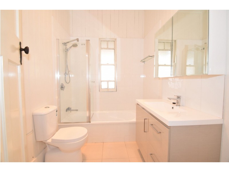 1 McCarthy Street, Newtown QLD 4350