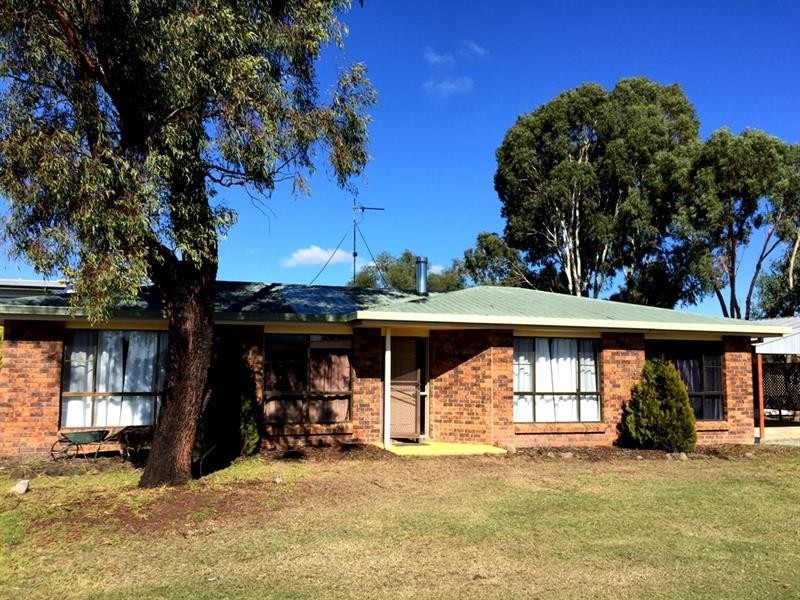 2 Railway St, Cambooya QLD 4358
