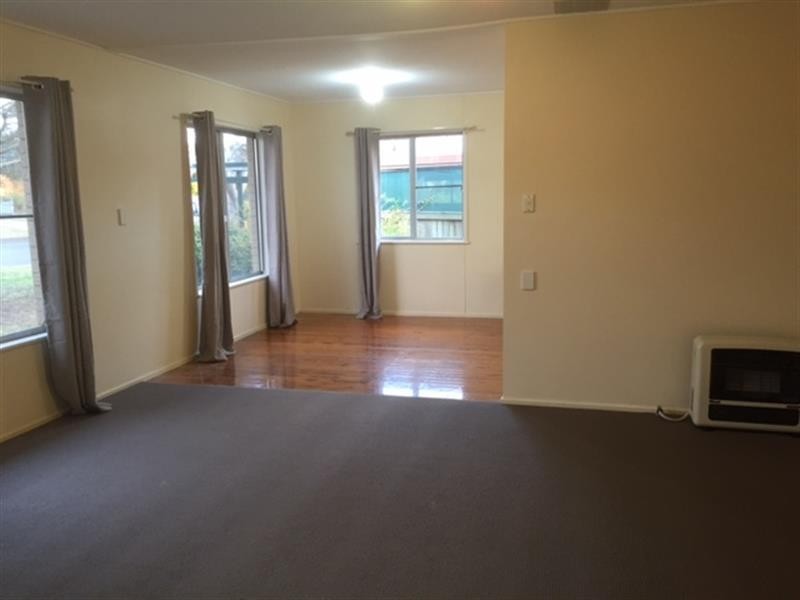 9 Farr St, Kearneys Spring QLD 4350