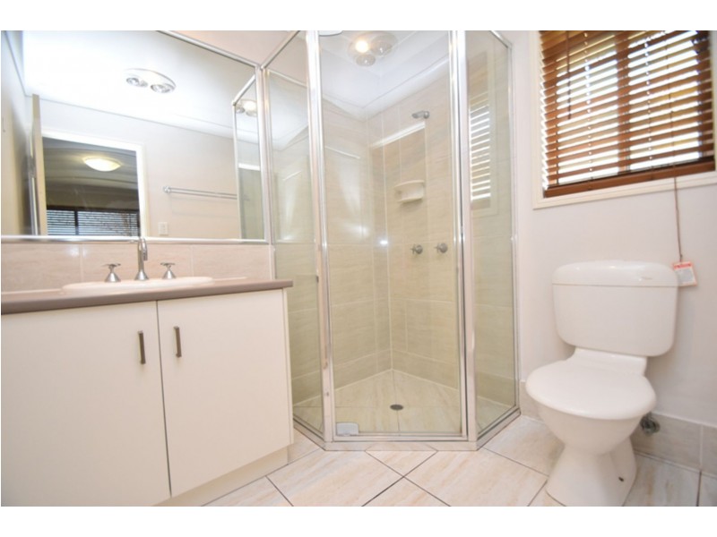 2/10 Sambar Court, Kearneys Spring QLD 4350