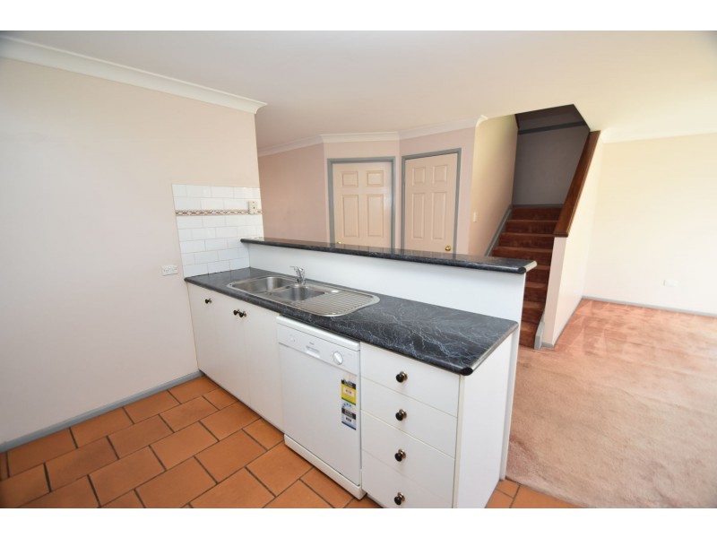 5/2 Roser Close, Kearneys Spring QLD 4350