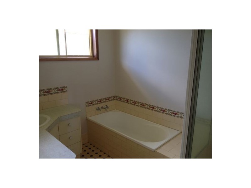 10 Janine Court, Kearneys Spring QLD 4350