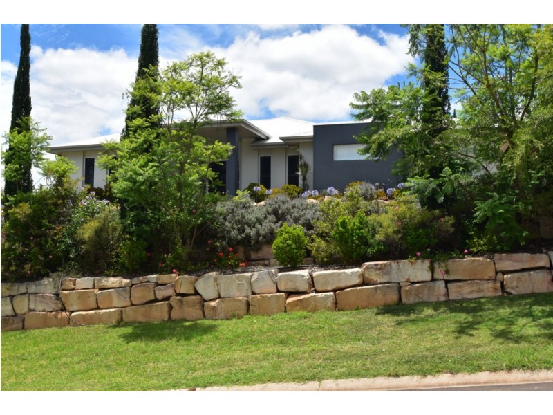 24 Piccadilly Court, Mount Lofty QLD 4350