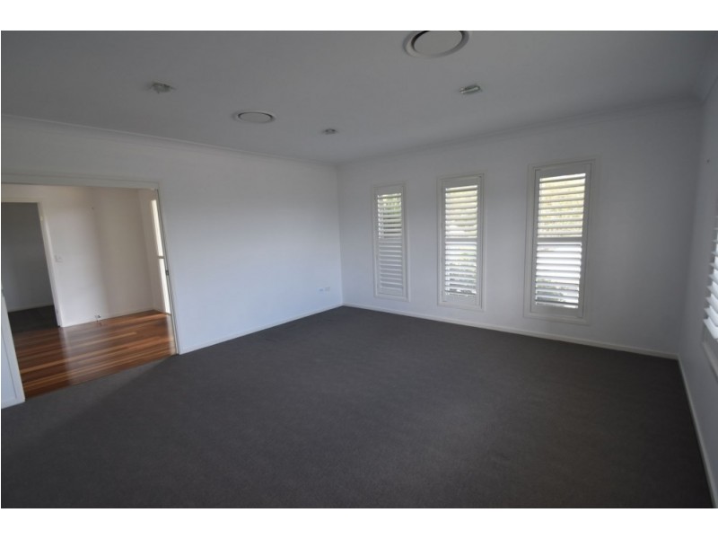 24 Piccadilly Court, Mount Lofty QLD 4350