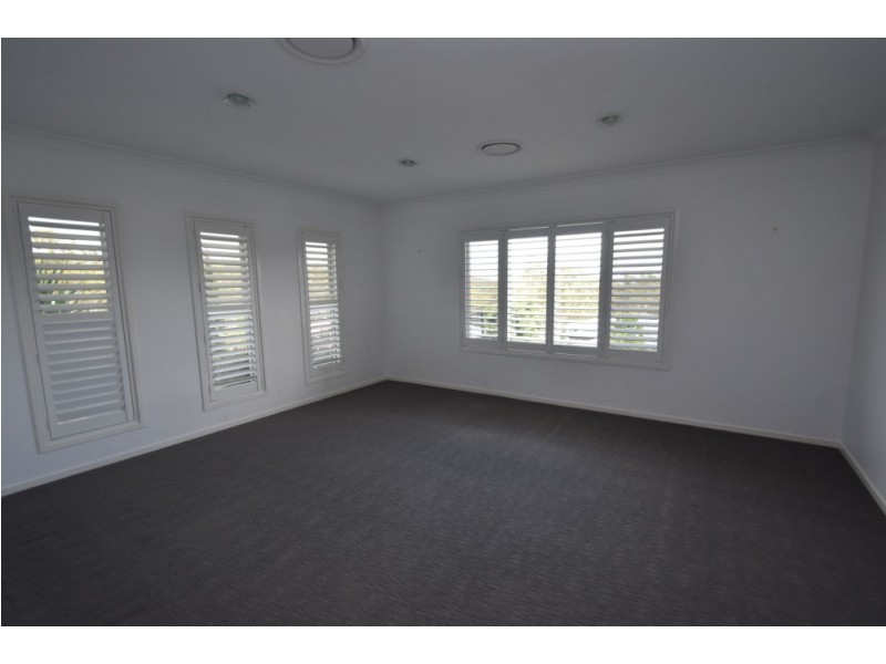 24 Piccadilly Court, Mount Lofty QLD 4350