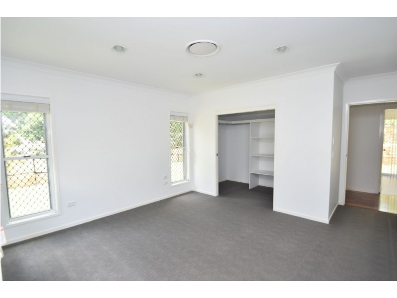 24 Piccadilly Court, Mount Lofty QLD 4350