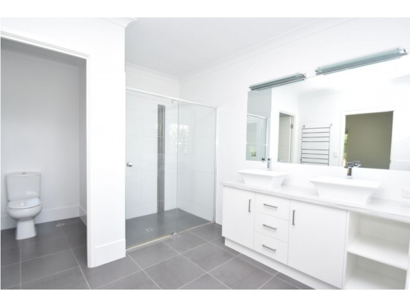 24 Piccadilly Court, Mount Lofty QLD 4350