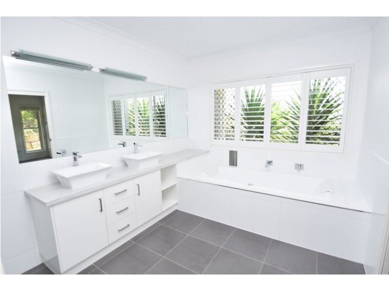 24 Piccadilly Court, Mount Lofty QLD 4350