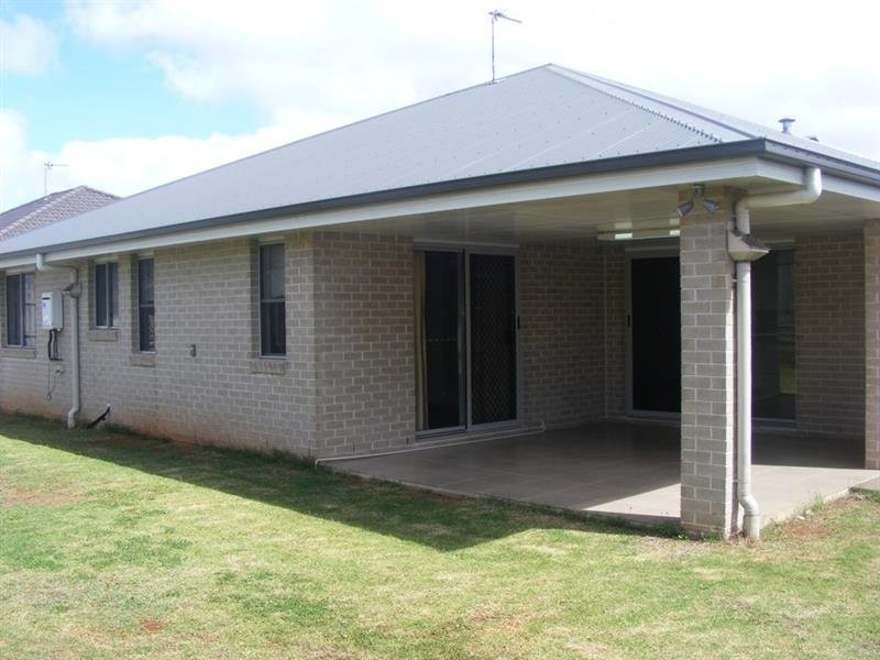 8 Lanagan Court, Middle Ridge QLD 4350