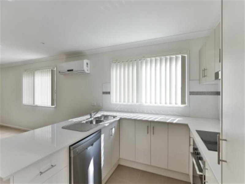 303-305 Bridge St, Newtown QLD 4350