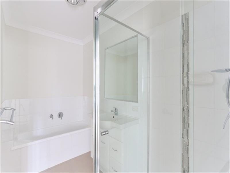 303-305 Bridge St, Newtown QLD 4350