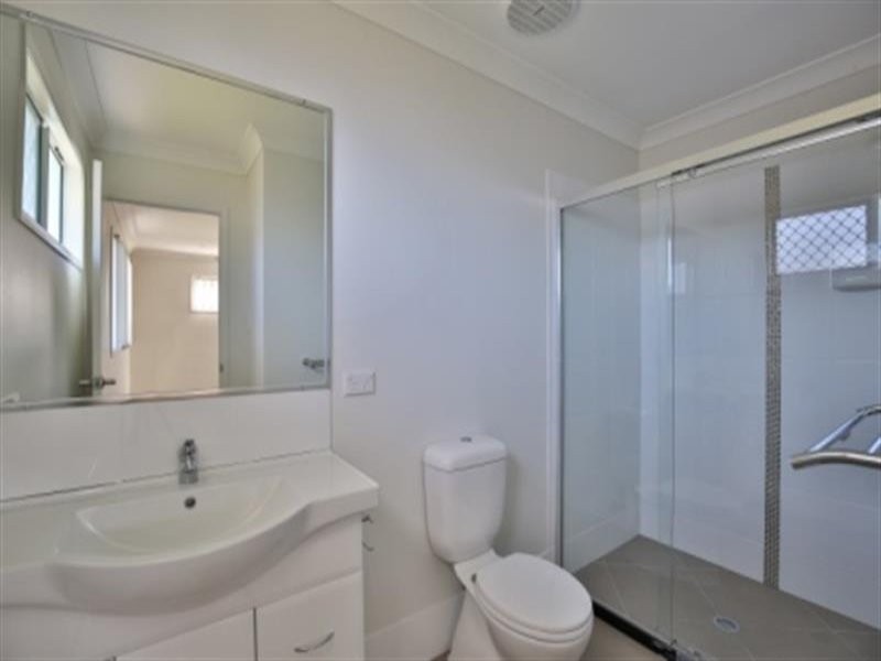 303-305 Bridge St, Newtown QLD 4350