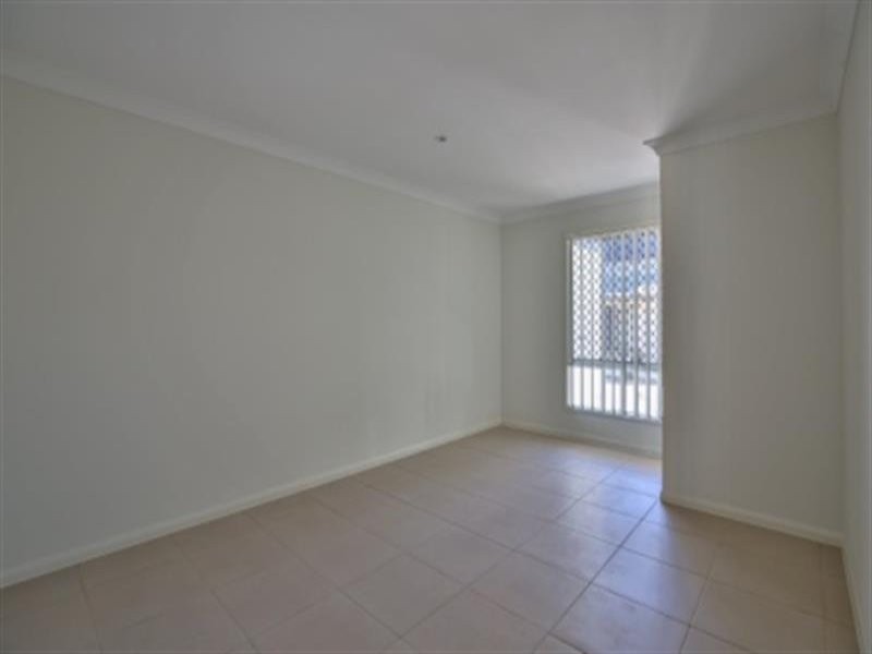 303-305 Bridge St, Newtown QLD 4350