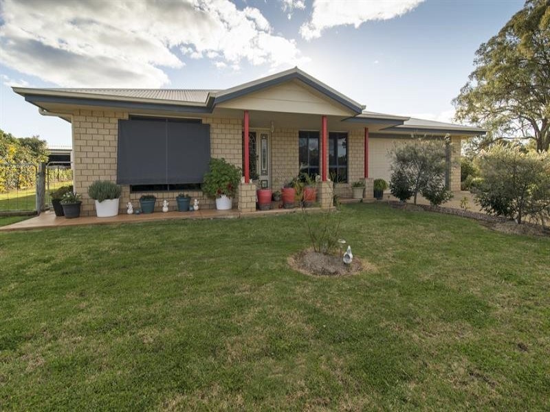 12 Highland Park Rd, Meringandan West QLD 4352