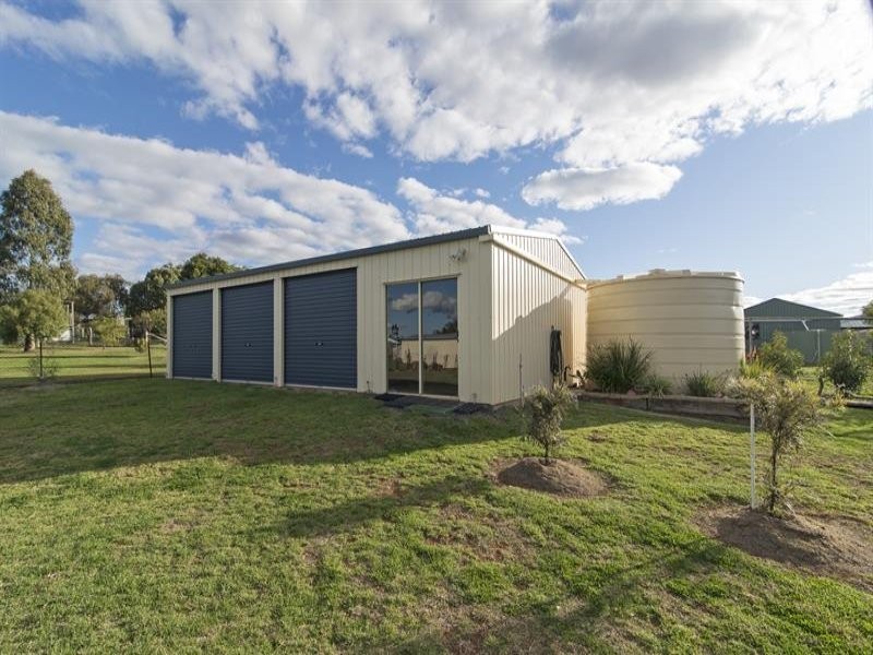 12 Highland Park Rd, Meringandan West QLD 4352