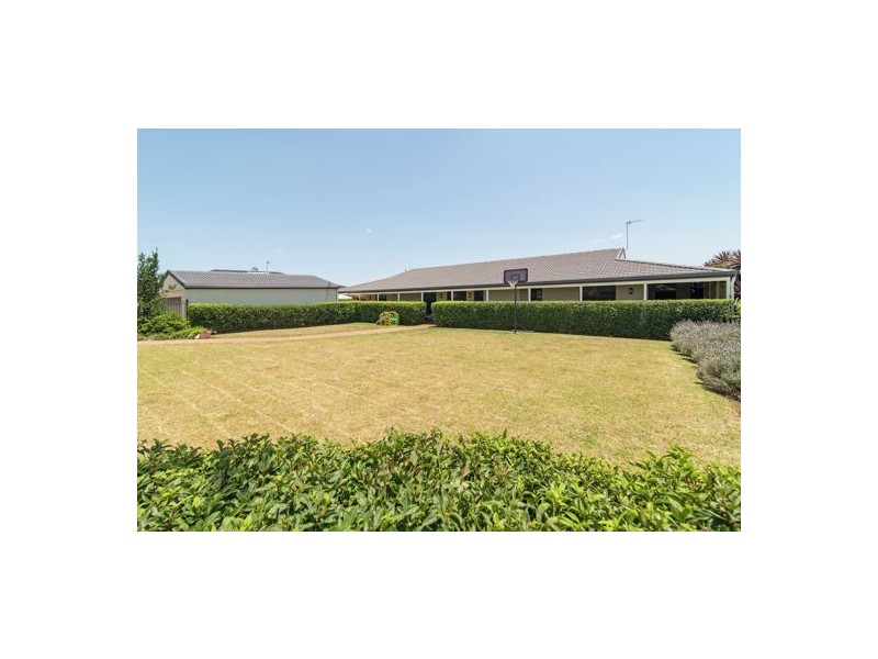9 Shelton Crescent, Kearneys Spring QLD 4350