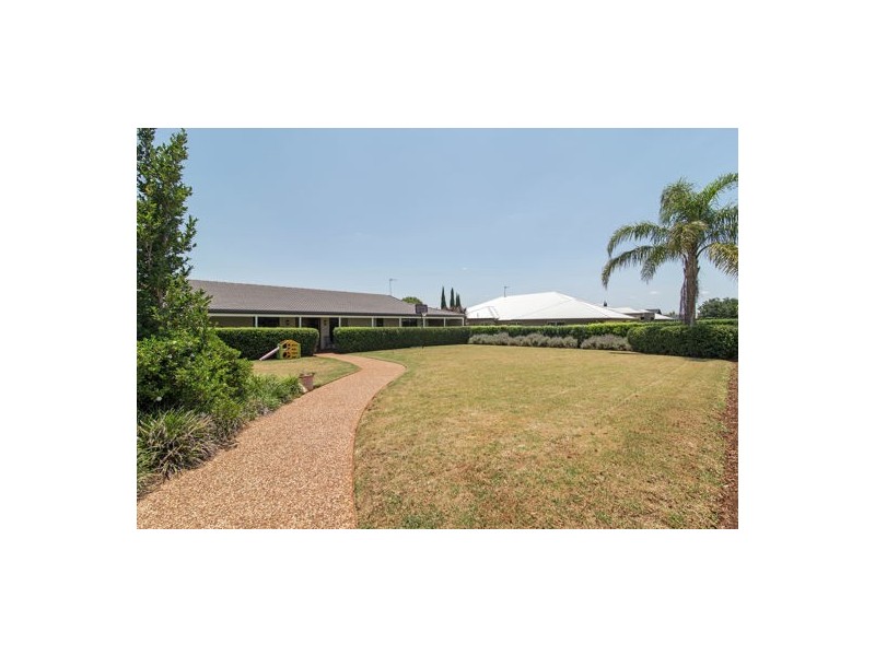 9 Shelton Crescent, Kearneys Spring QLD 4350