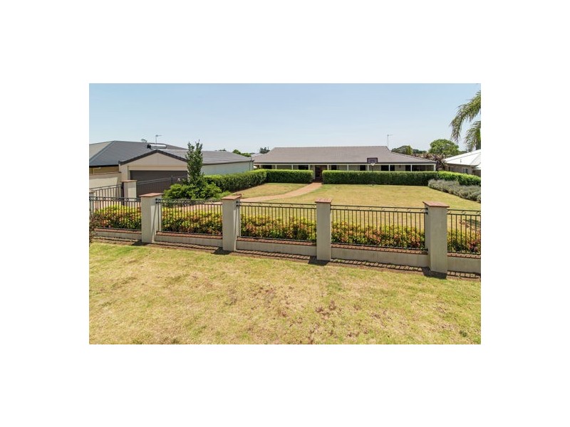 9 Shelton Crescent, Kearneys Spring QLD 4350