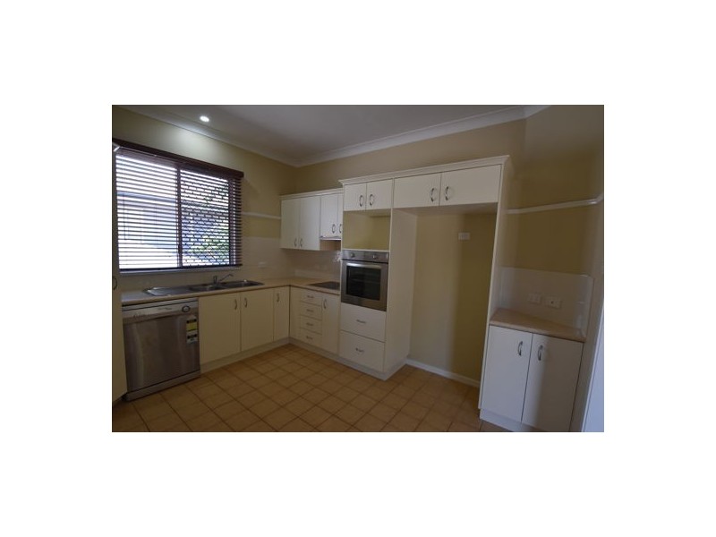 16 Barry Street, Mount Lofty QLD 4350