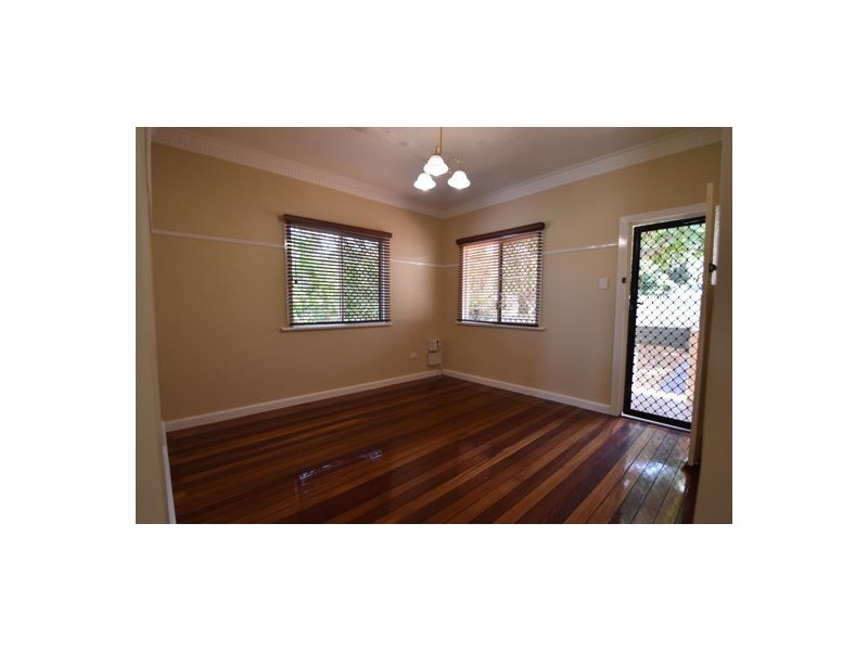 16 Barry Street, Mount Lofty QLD 4350