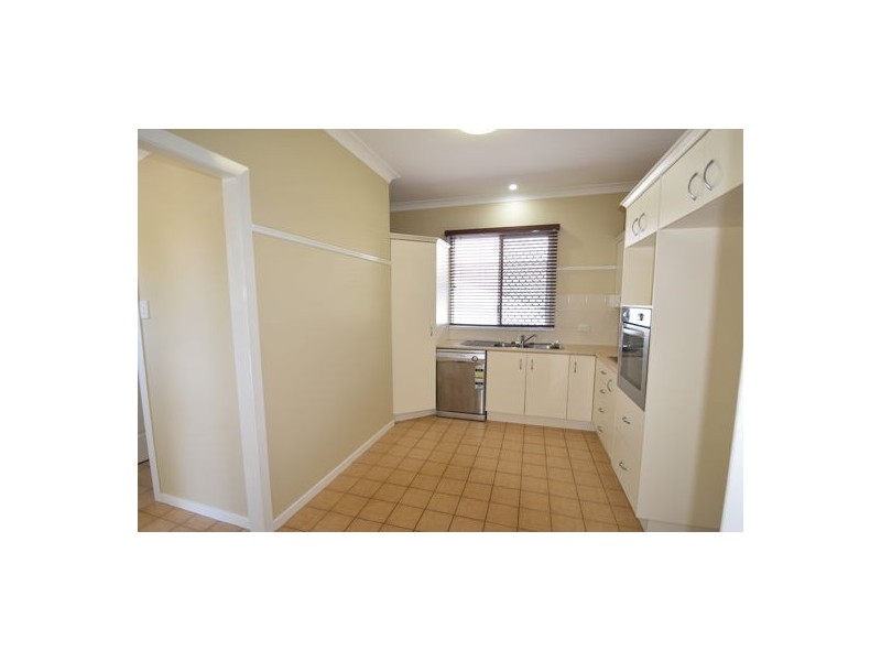 16 Barry Street, Mount Lofty QLD 4350