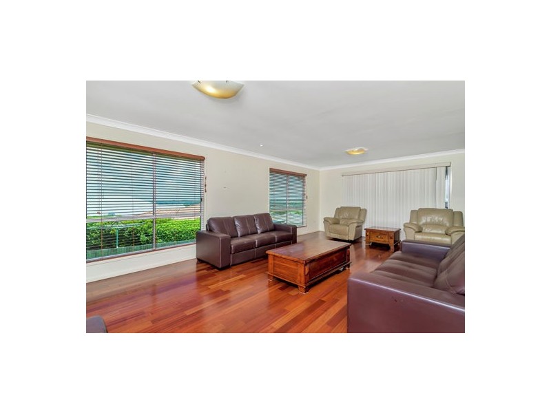 1 Dodson Crescent, Mount Kynoch QLD 4350