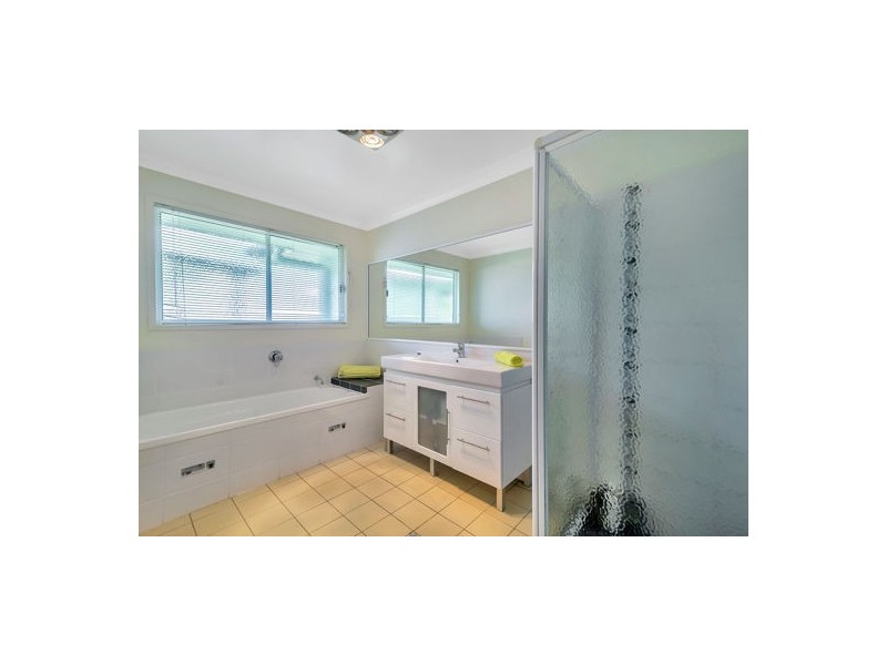 1 Dodson Crescent, Mount Kynoch QLD 4350