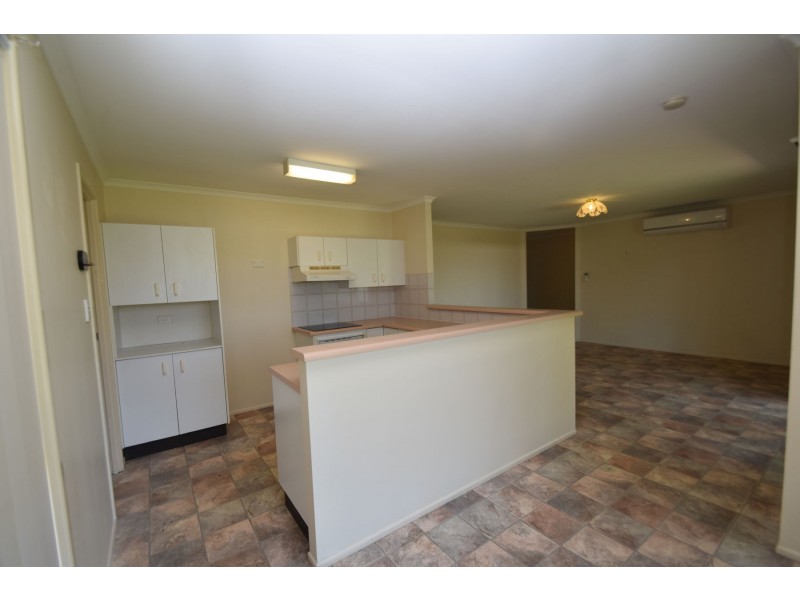 8 Moore Crescent, Wilsonton QLD 4350