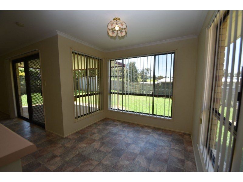 8 Moore Crescent, Wilsonton QLD 4350