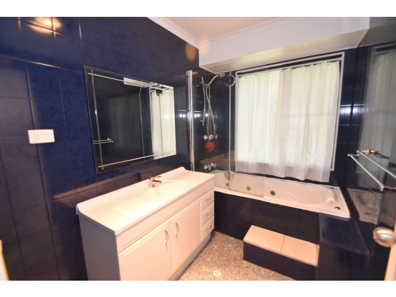 25 Seppelt Street, Wilsonton Heights QLD 4350