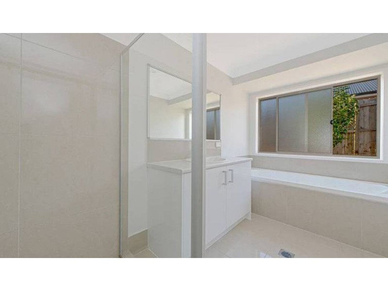 2/6 Rubie Court, Westbrook QLD 4350