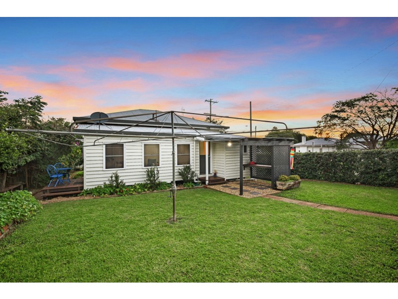 25 Bridge Street, Mount Lofty QLD 4350