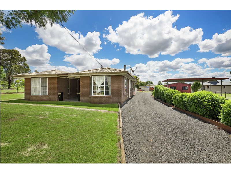 5 Barker Street, Goombungee QLD 4354