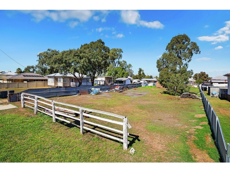 27 Donely Street, Oakey QLD 4401