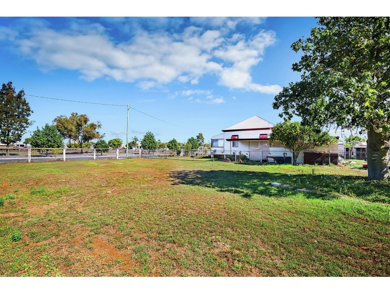 27 Donely Street, Oakey QLD 4401